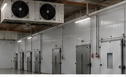 Pasillo de cámaras de refrigeración con evaporadores